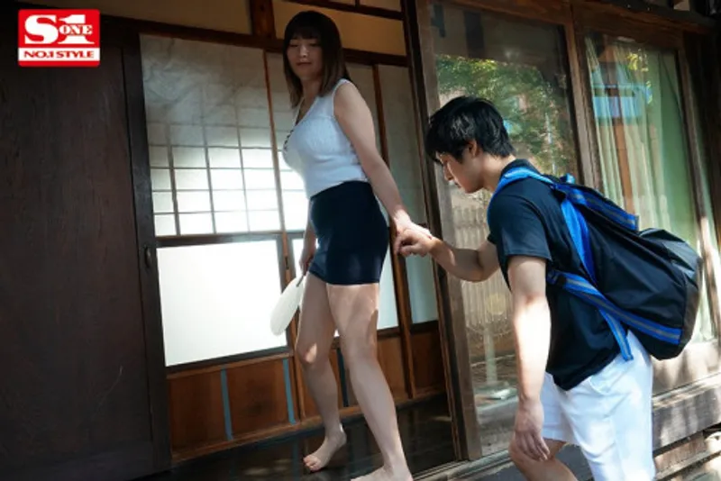 Anh chàng dâm dục cậu bé khi nhìn trộm em họ vụng trộm với chồng