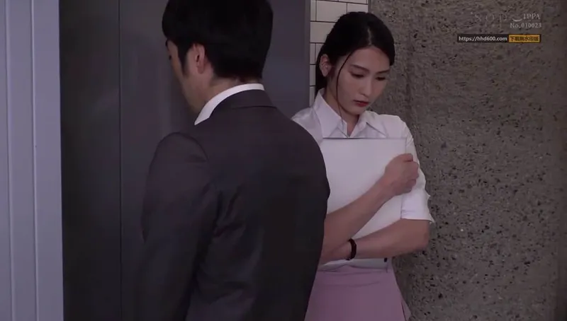 Em thư ký lận đận bị cấp trên bắt vào nhà nghỉ phục vụ đối tác