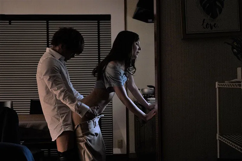 Tiền bối đi công việc, cậu nhân viên đến nhà quan hệ vợ ông ấy