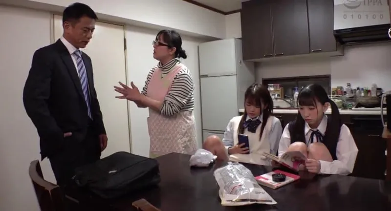 Ngày đầu gặp mặt bố dượng đã địt 2 bé ngoan riêng của vợ