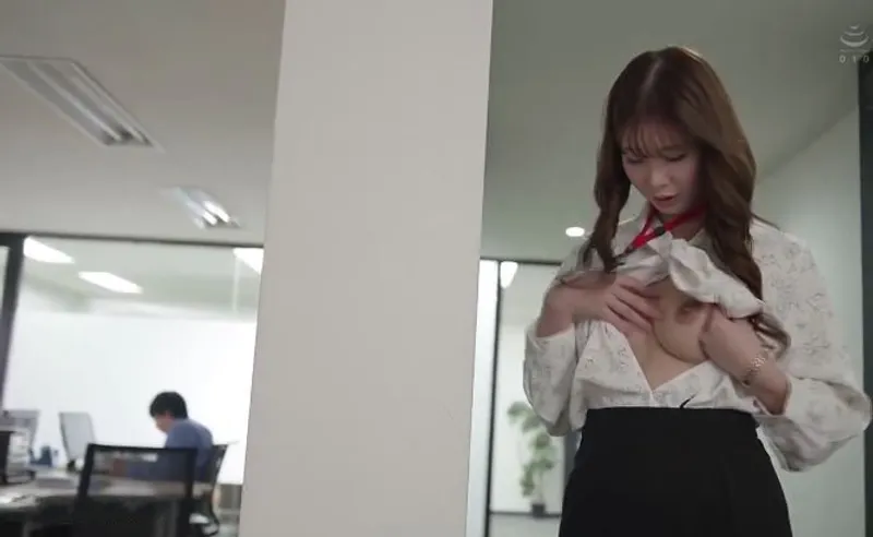 Bí ẩn đằng sau cô nhân viên mặt lạnh lùng nhưng thực chất là "nữ thần dâm đãng"