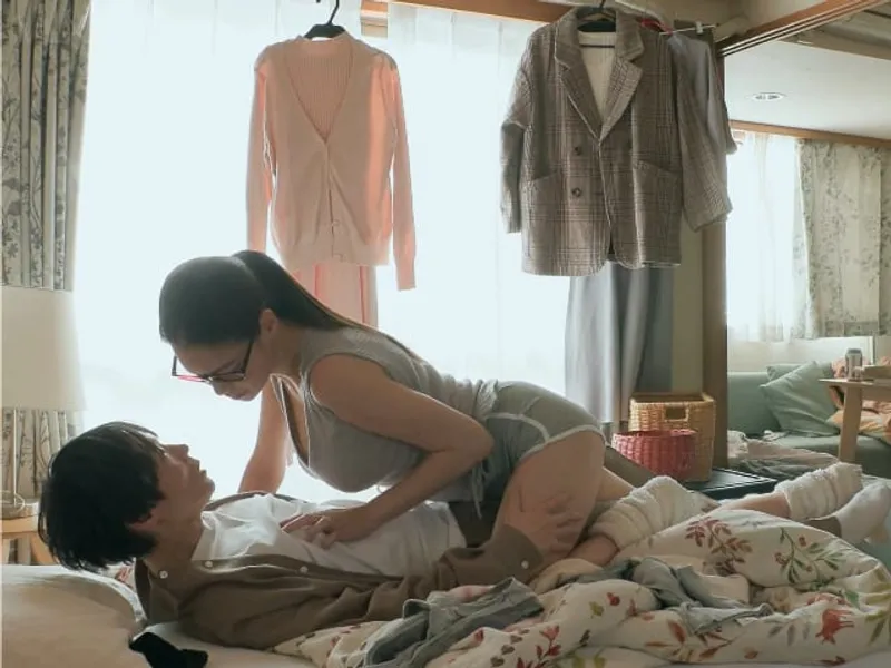 được chị nhà sát bên "an ủi" khi cô bạn gái đi ngoại tình